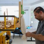 Personas con discapacidad se autoemplean, elaboran trapeadores, en el CREE
