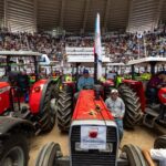 Entrega gobernador 400 tractores en Expo Ganadera